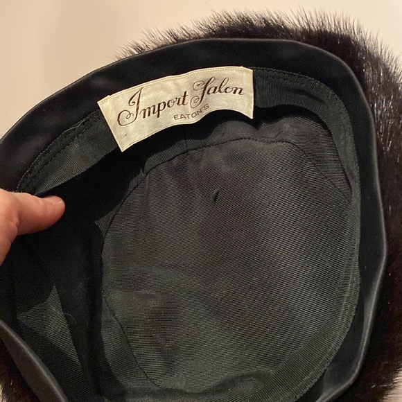 Gorgeous Vintage Hat box with assorted hats including Fur hats - Picture 15 of 15